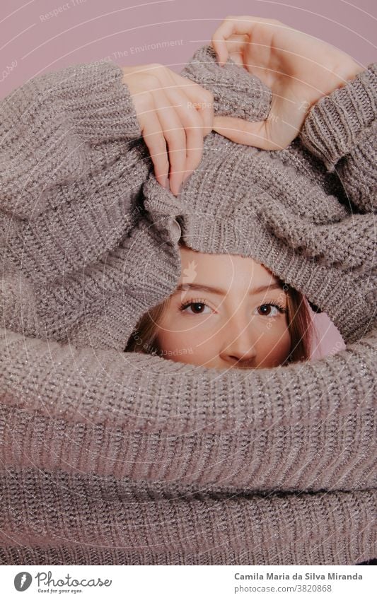 junge Frau, die einen Pullover trägt Saison Nahaufnahme modisch blond Porträt Lifestyle Hintergrund schön Schönheit Kaukasier Bekleidung Mode Fotostudio rosa