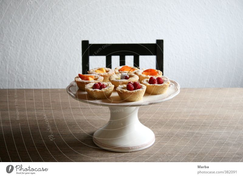 tartes aux fruits. ein früchtetraum. Lebensmittel Frucht Teigwaren Backwaren Kuchen Dessert Süßwaren Himbeeren Kirsche Aprikose Ernährung Kaffeetrinken Teller