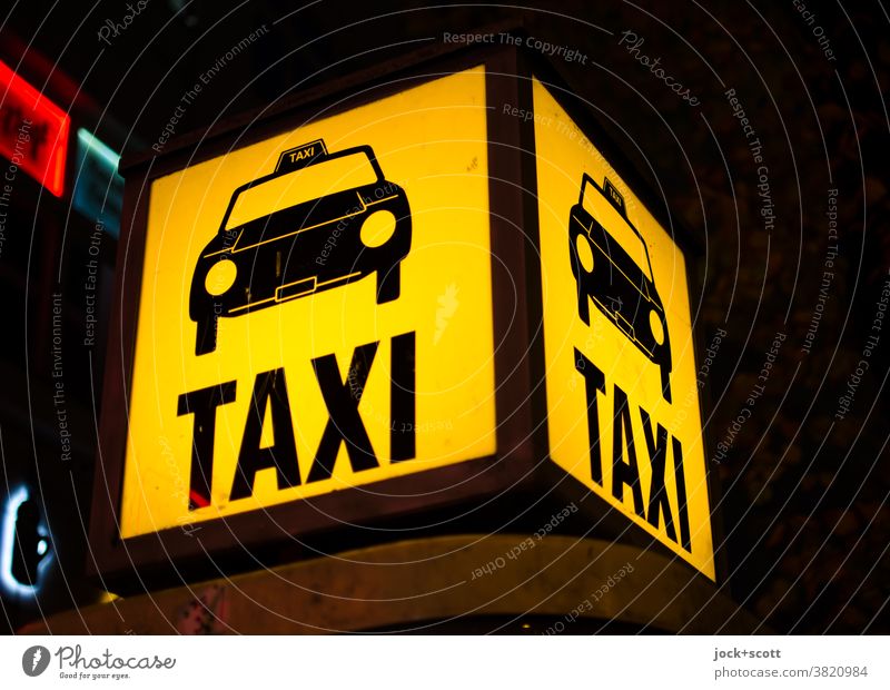 Taxi Taxi Rufsäule Berlin gebührenfrei Standort Taxirufsäule Mobilität Leuchtkasten leuchten Piktogramm Wort Kunstlicht gelb Nacht Design Quadrat