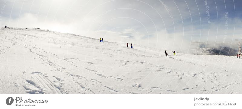 Menschen haben Spaß in verschneiten Bergen in der Sierra Nevada Winter Schnee Himmel Spanien Europa Natur Tourismus Urlaub reisen Andalusia Feiertag Landschaft