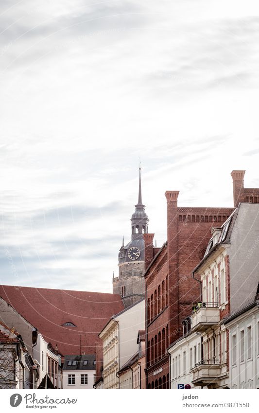 fassaden und kirche in brb. Haus Architektur Gebäude Fenster Fassade Balkon Kirche Kirchturm Außenaufnahme Menschenleer Stadt Tag Turmuhr Froschperspektive