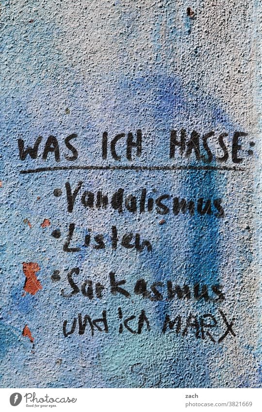 ...und ganz doll Dich Zeichen Wand Fassade Graffiti Mauer Gebäude Street Art Ruine streichen Renovieren Maler Buchstaben Botschaft malern Ironie Liste