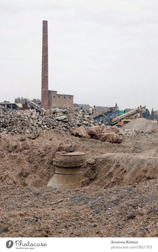 abbrucharbeiten ehemalige schraubenfabrik großbaustelle abriss abrissarbeiten gebäudeabriss bauarbeiten bestandsgebäude schornstein fabrikhalle baulücke