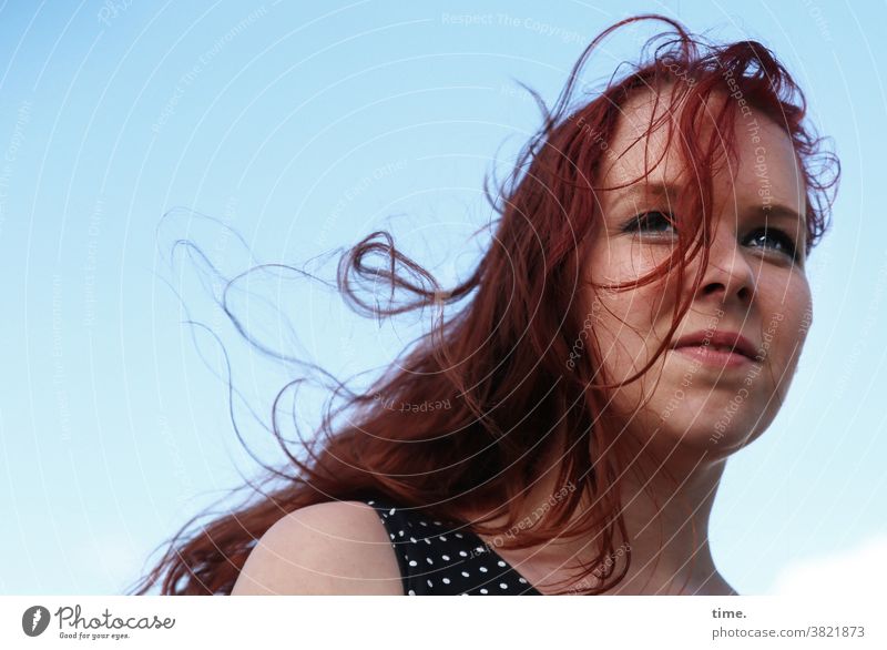 Nika frau feminin rothaarig windig lächeln himmel kleid portrait Blick nach oben locken fröhlich frisch zuversicht