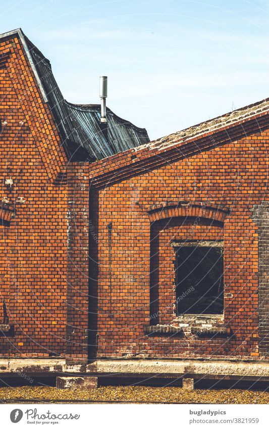 Altes verfallenes Fabrikgebäude aus Backsteinen bei dem das Dach durchhängt und die Fenster fehlen Backsteinfassade Backsteinhaus Backsteinmauer Backsteinbau