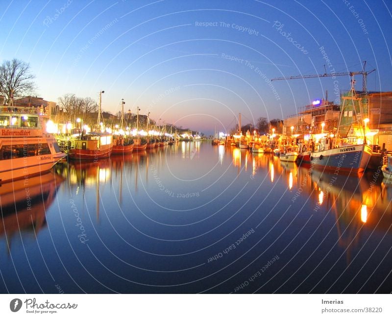 Warnemünde by night Natur Wasser Himmel Wolkenloser Himmel Bucht See Fluss Fischerdorf Hafen Passagierschiff Fischerboot Wasserfahrzeug Jachthafen Anker Seil