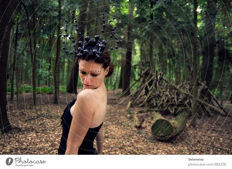 Atomium Mensch feminin Frau Erwachsene Gesicht Rücken 1 Umwelt Natur Baum Wald Hut Kopfschmuck Waldboden Ast bemalt geschminkt Märchenwald Blatt Farbfoto