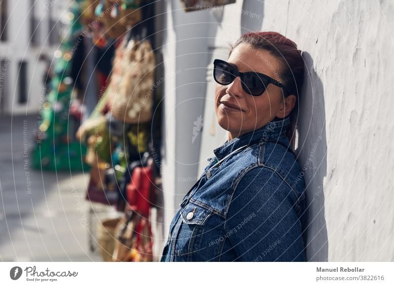 Foto einer Frau auf der Straße Mädchen Fotokamera jung reisen Lifestyle schön Menschen Fotografie Glück Großstadt Porträt Tourist Stil Person Mode im Freien