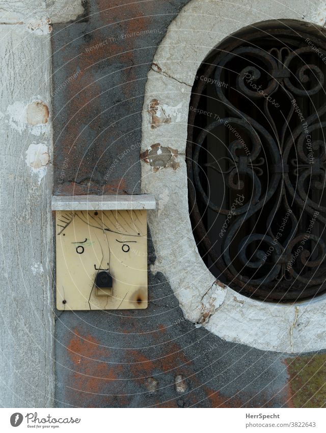 Briefkasten mit Gesicht Briefkastenschlitz Backsteinwand Fratze lustig Außenaufnahme Zentralperspektive Mauer Textfreiraum unten Stadt Gedeckte Farben