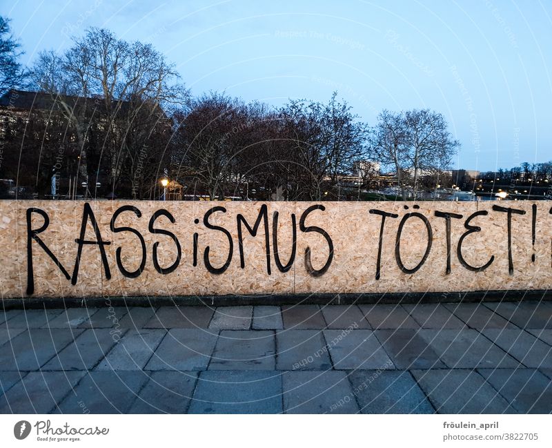 Rassismus tötet! Schrift Schriftzeichen Wort Worte haben Macht worte Ablehnung statement Text Buchstaben Menschenleer Kommunikation Mitteilung Verständigung