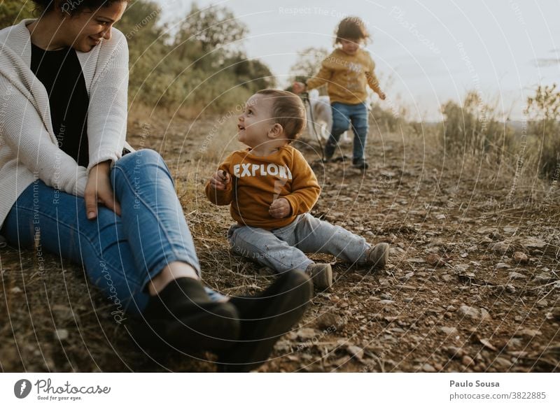 Mutter mit zwei Kindern, die im Freien spielen Familie & Verwandtschaft Muttertag Mutterschaft Geschwister Kleinkind Natur authentisch Lifestyle Leben Kindheit