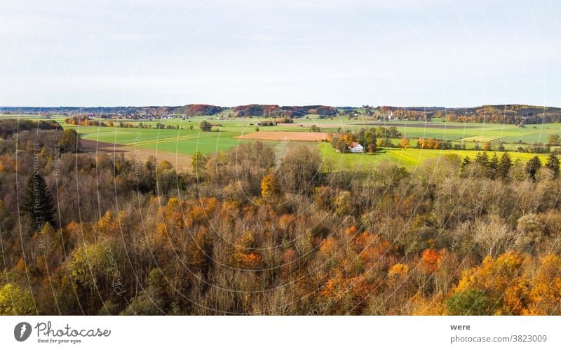 Blick von oben auf das herbstlich gefärbte Laub der Wertachauen bei Hiltenfingen Bereich Flug Herbst Panorama Ansicht Luftaufnahme schön Vogelschau blau