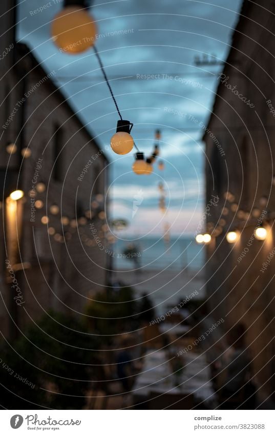 Restaurant am Mittelmeer mit Beleuchtung und Sonnenuntergang Sizilien Italien Gasse Wege & Pfade Stadt historisch Patina Wand alt altehrwürdig Lampen Glühbirne