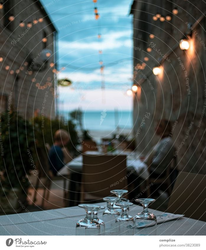 Restaurant am Mittelmeer mit Beleuchtung Sizilien Italien Gasse Wege & Pfade Stadt historisch Patina Wand alt altehrwürdig Lampen Glühbirne eng Hinterhof