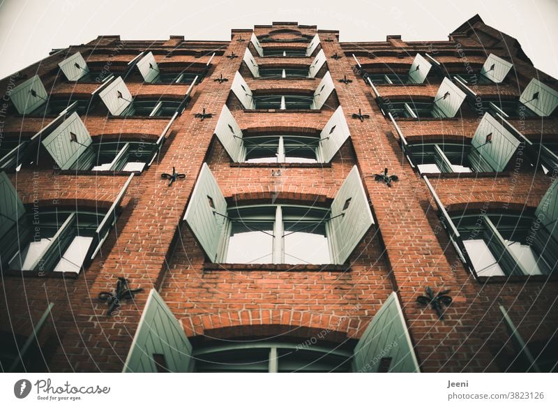 Symmetrie Giebel Fassade rot Backstein Fenster Fensterläden mint grün Haus Mauer Mauerwerk Zentralperspektive Wand Altstadt Altbau Architektur Bauwerk Gebäude