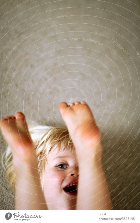 knapp daneben l das ging fast auf's Auge Kind Kindheit Kindererziehung Kindergarten Kinderspiel Mädchen klein Kleinkind Mensch Spielen Glück Freude niedlich