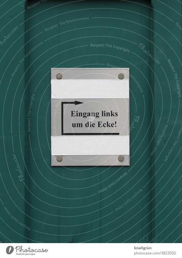 Schild an einer Hauswand „Eingang links um die Ecke!“ Schilder & Markierungen Pfeil Hinweisschild Richtung Orientierung Wegweiser Zeichen Navigation