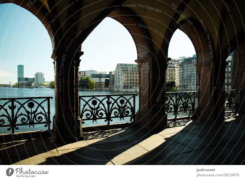 erbaulicher Blick auf die Spree Oberbaumbrücke Schattenspiel Brückengeländer Spitzbogen klinker historisch Stadtbild Bogen Friedrichshain-Kreuzberg Fluss