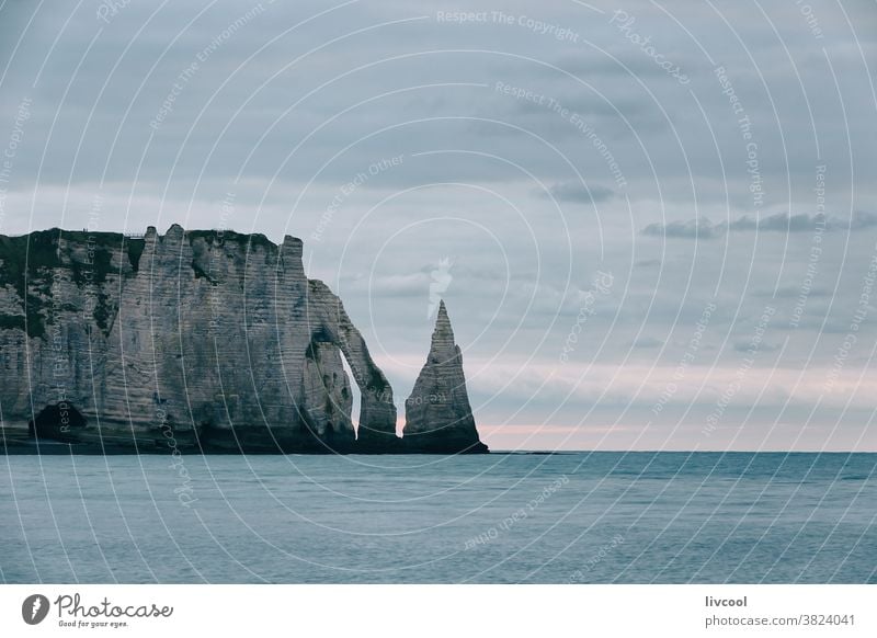 Klippen von Etretat - Normandie Porte daval Landschaft Blaue Stunde la porte damont Küste Strand Szene Wolken MEER Meeresufer im Freien Dämmerung Nachmittag