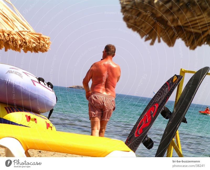 Mann am Meer Wasserfahrzeug Sommer Badehose Tourist Schlauchboot Rücken