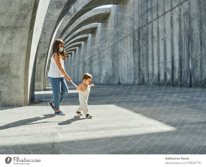 Geschwister beim gemeinsamen Spaziergang im Sommer Geschwisterkind Partnerschaft Großstadt Zusammensein sorgenfrei bezaubernd Teenager Kleinkind relativ