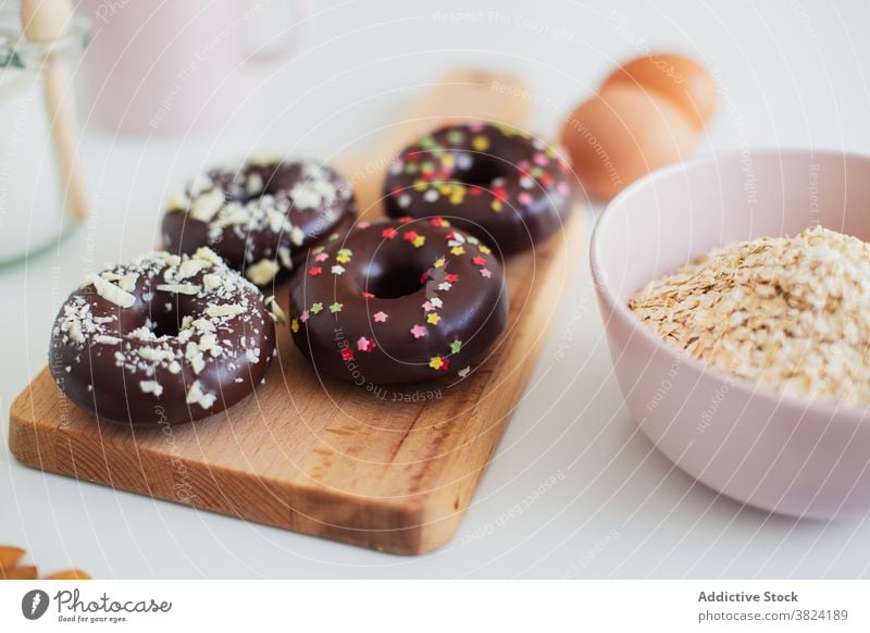 Donuts und Zutaten für Rezept auf dem Tisch Krapfen Doughnut Bestandteil Gebäck Dessert süß vorbereiten Lebensmittel Koch Schokolade Ei bestäuben Mandel lecker