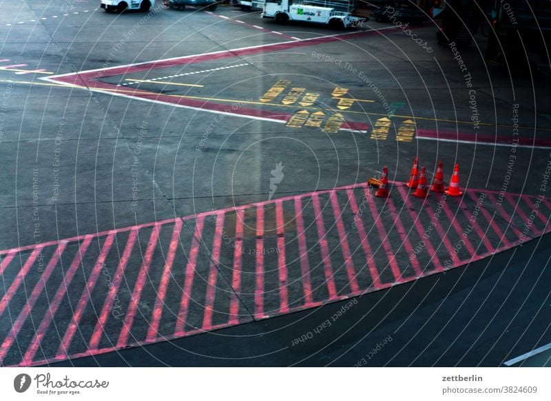 Rollbahnbeschriftung abbiegen asphalt ecke fahrbahnmarkierung hinweis kante kurve linie links navi navigation orientierung pfeil rechts richtung straße tipp weg