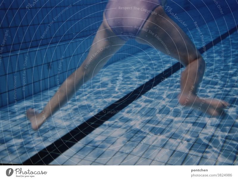 Schwimmen lernen. Unterkörper  im Schwimmbecken. Strampelnde beine schwimmbecken schwimmen lernen freibad badeanzug wassersport Schwimmbad Freibad