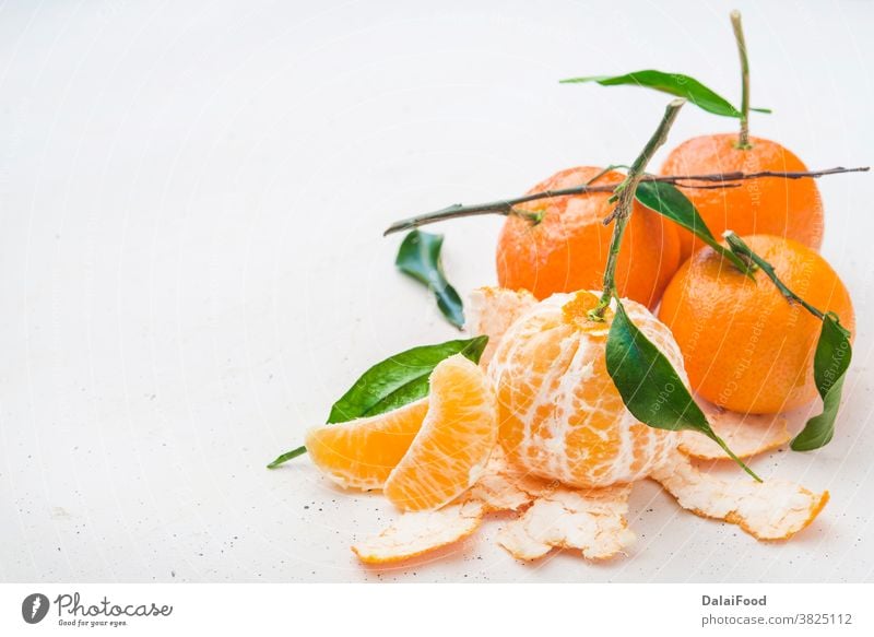 Mandarine frisch mit Blättern aus der Nähe Ackerbau Frühstück Zitrusfrüchte Nahaufnahme Lebensmittel Frucht grün Menschengruppe Ernte Gesundheit Blatt natürlich