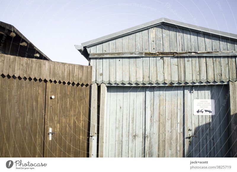 knapp daneben (update) wird abgeschleppt Holzhütte Tor Architektur Fassade Schilder & Markierungen Garage Garagentor Ausfahrt Brandenburg an der Havel