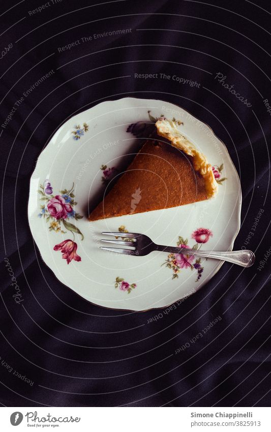 Scheibe Kürbiskuchen auf einem Teller Lebensmittel Foodfotografie Speise Gesunde Ernährung lecker Vegetarische Ernährung Studioaufnahme Gabel Herbst Diät Gemüse