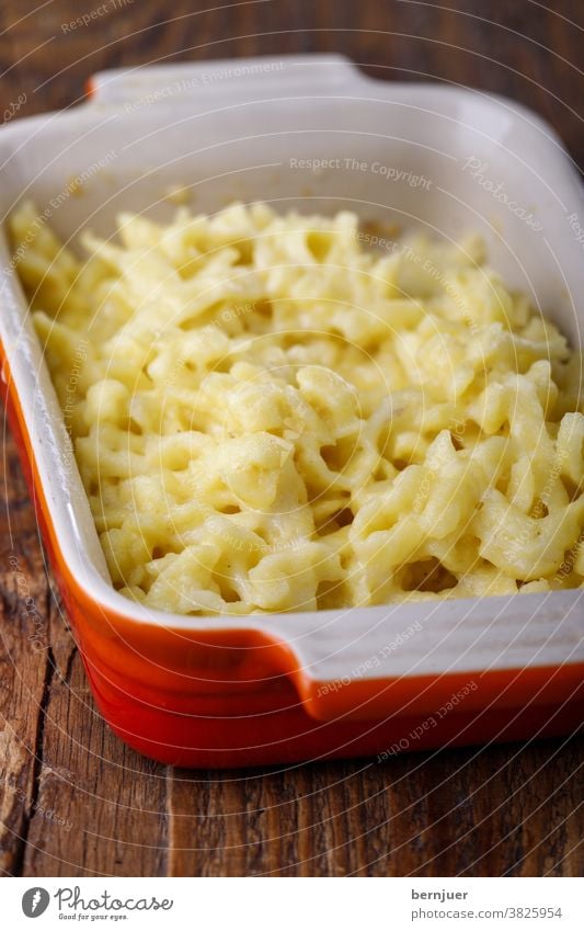 schwäbische Spätzle mit Käse Reindl Kasserole KäsSpätzle KäseSpätzle kaesspaetzle vegetarisch Pasta Gericht traditionell Essen Planke frisch Österreich serviert