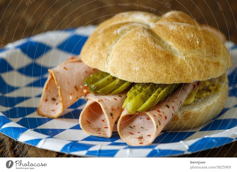 Brötchen mit Wurst auf Holz Snack Wurstsemmel frisch Fleisch Bayern Scheibe geschnitten Brotzeit Essen Küche Schweinefleisch Deutschland Hintergrund Gericht