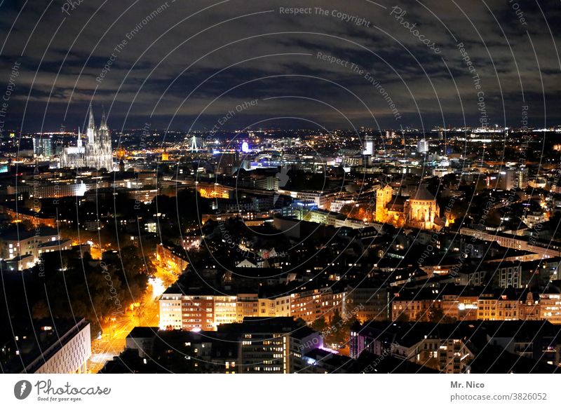 Köln am Abend aus der Vogelperspektive Kölner Dom Sehenswürdigkeit Wahrzeichen Skyline Stadt Panorama (Aussicht) Nacht Himmel Wolken Nachthimmel Stadtzentrum