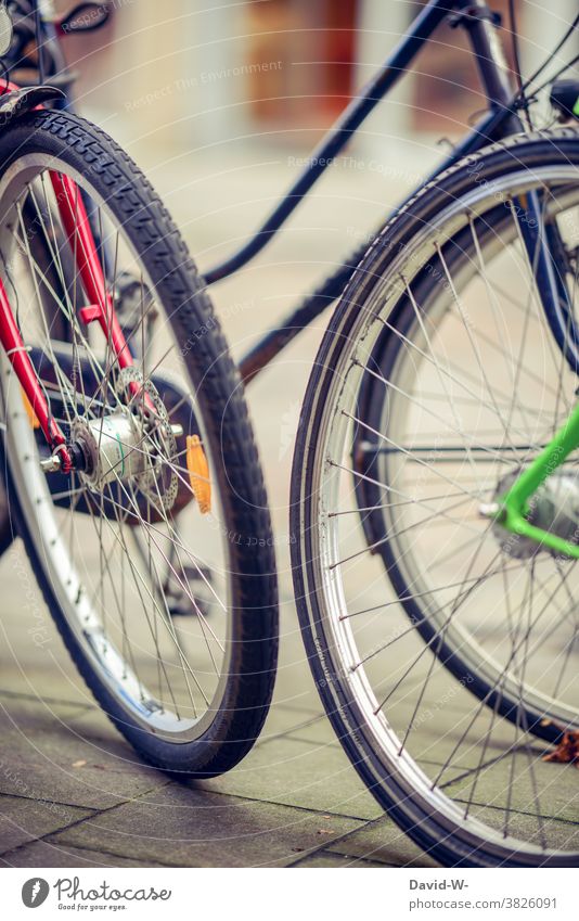 bunte Fahrräder stehen auf der Straße Fahrrad Rad Reifen Fahrradreifen Stadt parken Fahrradfahren Speichen Verkehr Verkehrsmittel