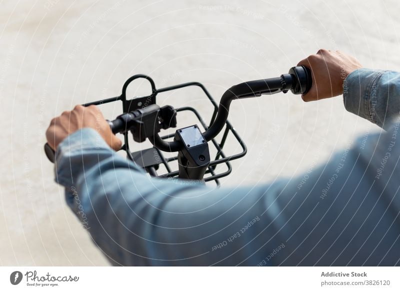 Crop Mann fahren moderne Fahrrad in der Stadt Mitfahrgelegenheit Straße Korb Großstadt Verkehr Arbeitsweg männlich ethnisch Zeitgenosse Aktivität urban