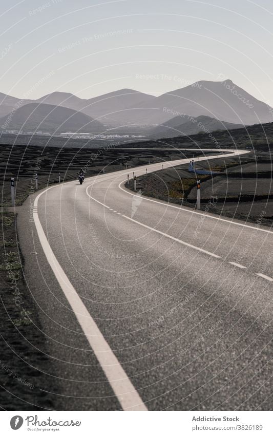 Leere Straße in bewölktem Tag in Hochlandgebiet Asphalt endlos Fahrbahn Berge u. Gebirge wolkig bedeckt Route Weg Regie leer Savanne trocknen Gelände Natur