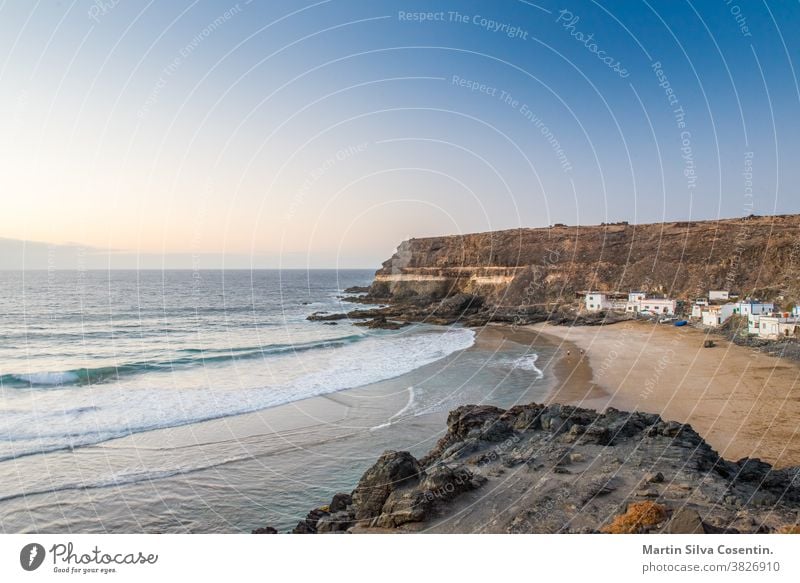 Sonnenuntergang am Strand von Los Molinos auf Fuerteventura, Kanarische Inseln im Sommer 2020 atlantisch schön blau atemberaubend Kanarienvogel charmant Küste