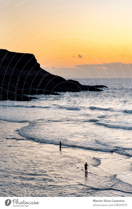 Menschen am Strand von Los Molinos auf Fuerteventura, Kanarische Inseln im Sommer 2020 atlantisch schön blau atemberaubend Kanarienvogel charmant Küste