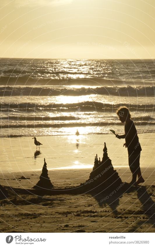 wen die Muse küsst ... | der baut aus Sand eine wunderschöne Burg Strand Urlaub Sandburg Sonnenuntergang Meer Kind Junge Kleinkind spielen spielerisch Spaß