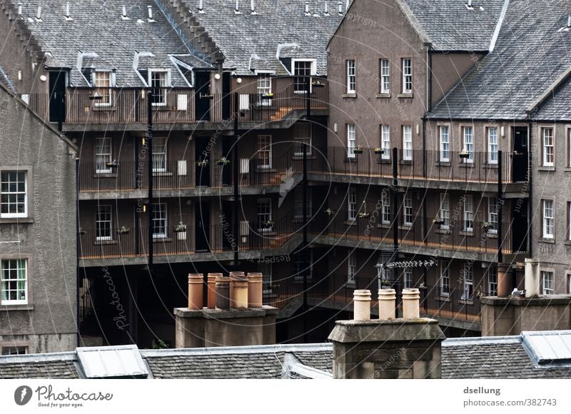 Edinburgh Hinterhof Stadt Stadtzentrum Haus Gebäude Architektur Mauer Wand Treppe Fassade Balkon Fenster Dach Dachrinne Schornstein dunkel eckig kalt trist