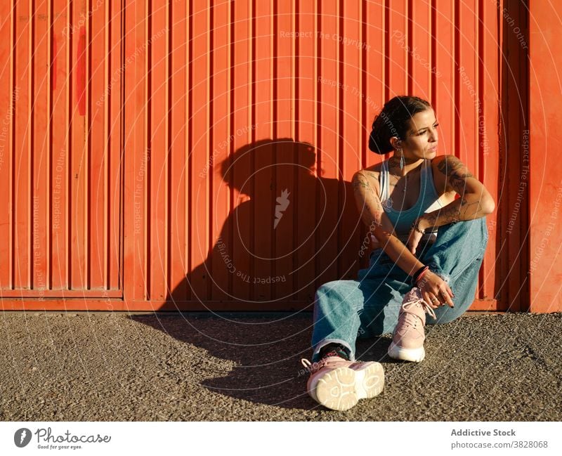 Trendy Frau in Straße Stil Outfit tausendjährig Streetstyle Tattoo Stilrichtung unabhängig Individualität Bekleidung selbstbewusst jung Großstadt schlank Mode