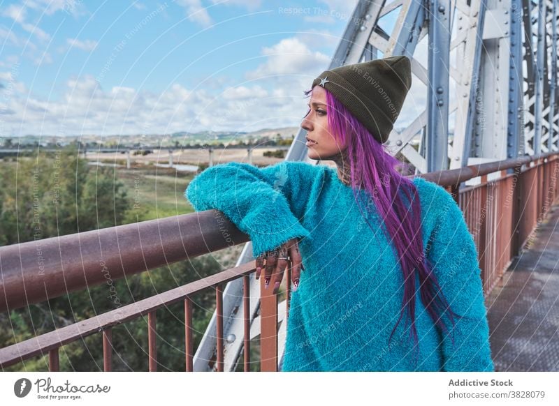 Stilvolle Frau in rosa Haar stehend in der Stadt Behaarung Streetstyle Hipster Bestimmen Sie Individualität Großstadt sonnig exzentrisch Straße trendy Outfit