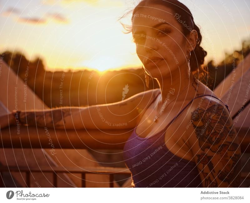 Stilvolle Frau in Tattoos stehen in der Stadt trendy Brücke Metall Sonnenuntergang Sommer sich[Akk] entspannen ruhen genießen jung urban Freiheit Freude froh