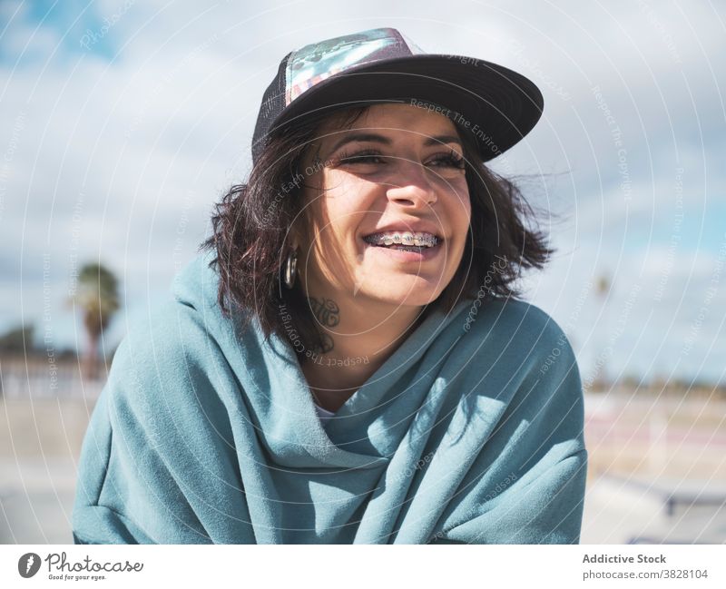 Positive informelle Frau hat Spaß in der Stadt Spaß haben Hipster jung auflehnen Tattoo Skateplatz Subkultur Großstadt Wochenende Outfit Straße heiter Witz