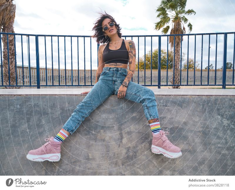 Stilvolle Frau im Skatepark im Sommer tausendjährig Skateplatz Streetstyle trendy unabhängig Tattoo exzentrisch auflehnen Individualität Wochenende Straße urban