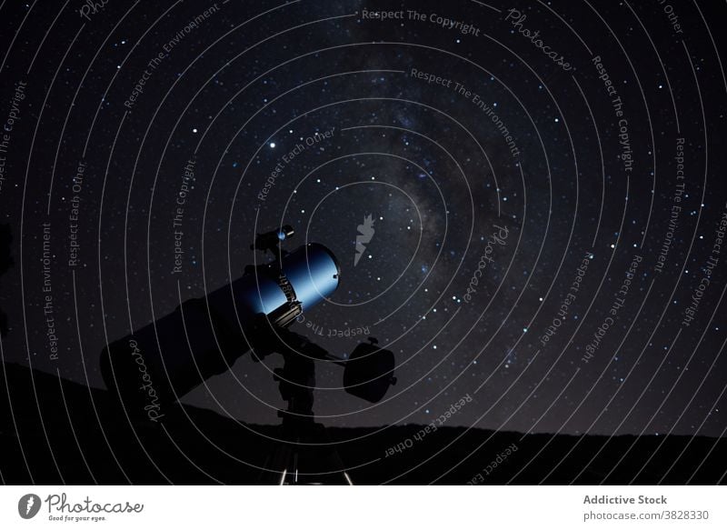 Optisches Teleskop gegen nächtlichen Sternenhimmel Nacht Himmel erkunden dunkel Schmuckkörbchen optisch Galaxie Fundstück Astronomie Umwelt beobachten