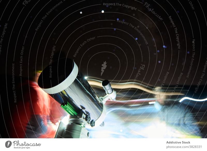 Forscher beobachten den nächtlichen Sternenhimmel durch das Teleskop optisch Nacht erkunden Observatorium Wissenschaftler Himmel Fundstück Astronomie dunkel