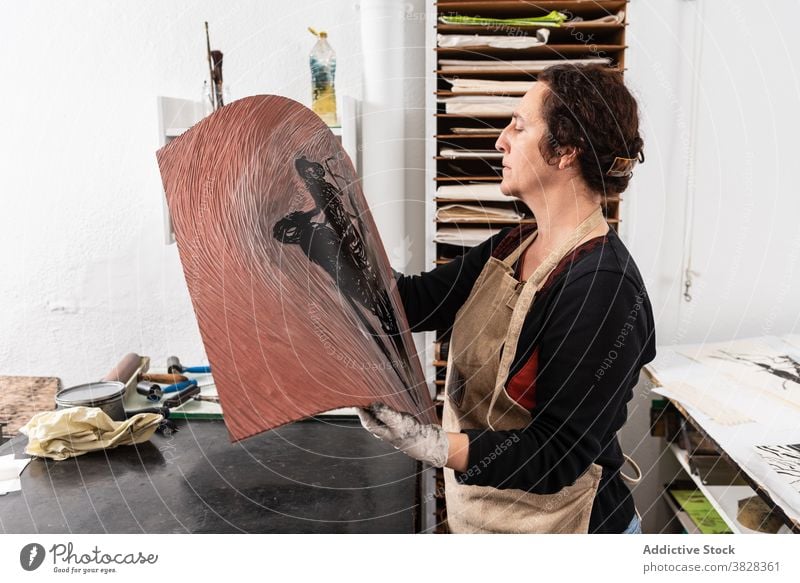 Künstlerin bei der Arbeit mit Linolschnitt im Atelier Druckgrafik Tusche linocut drucken kreieren Handwerk Kunstgewerbler Handwerkerin Kunstwerk Linoleum