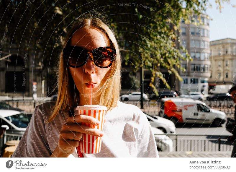 Frischgepresster Orangensaft blonde Frau Strohhalm trinken Becher Sonnenbrille Mittelscheitel frisch gepresster Orangensaft Sommer Sommerurlaub Städtereise